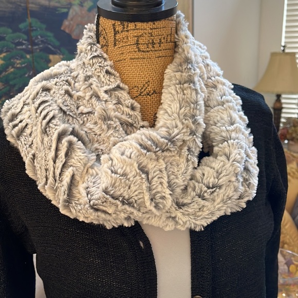 Faux fur soft scarf - Picture 2 of 7